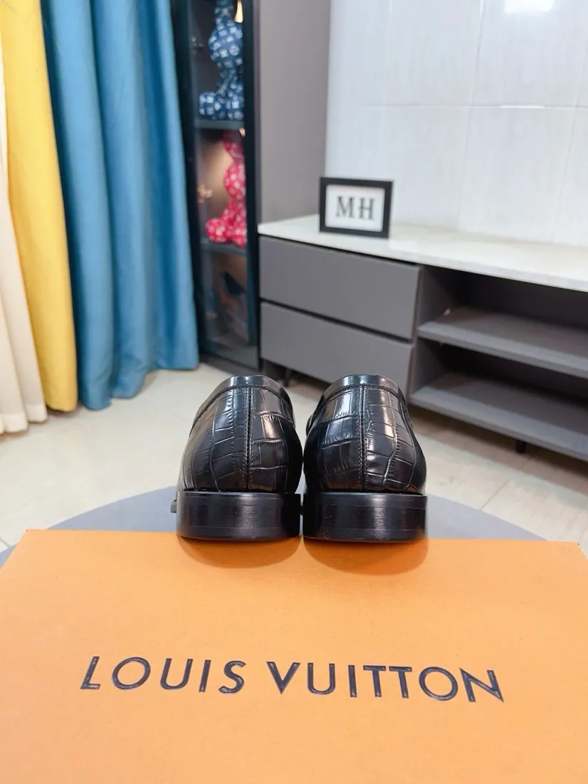 Men's men's shoes 💰500🌸🌸 [Louis Vuitton (LV)] High-end business formal leather shoes 🍀 luxurious and elegant style, both practicality and style, professional focus on details and quality, counter original 1⃣️: 1⃣️ ultra-accurate reproduction 👍🏻! Material: The upper is made of imported original calfskin➕imported Italian cowhide leather. Original anti-slip and wear-resistant outsole! Code number: 38--44 (45 customized)